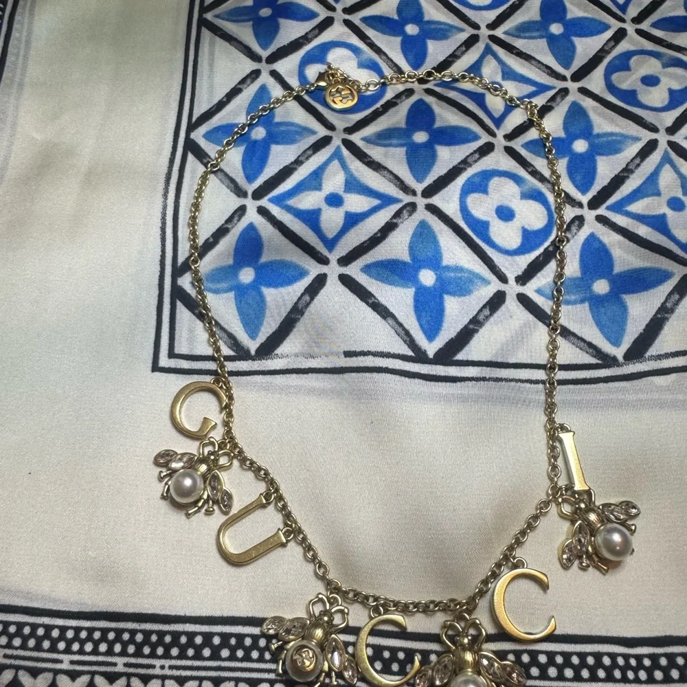 Gucci Letter Marmont Gold Bee and Pearl Charm Necklace - Picture 3 of 4